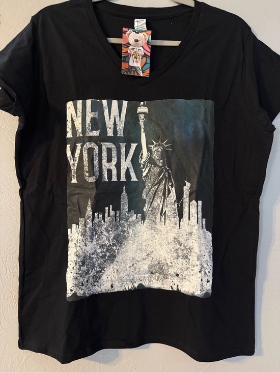 WellCoda Tops - NWT Wellcoda New York Statue of Liberty Graphic Tee Black Women’s 2XL